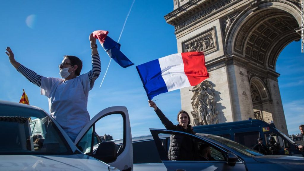 Pengunjuk rasa "Freedom Caravan" memasuki Paris dan memutus lalu lintas sebelum dibubarkan dengan gas air mata