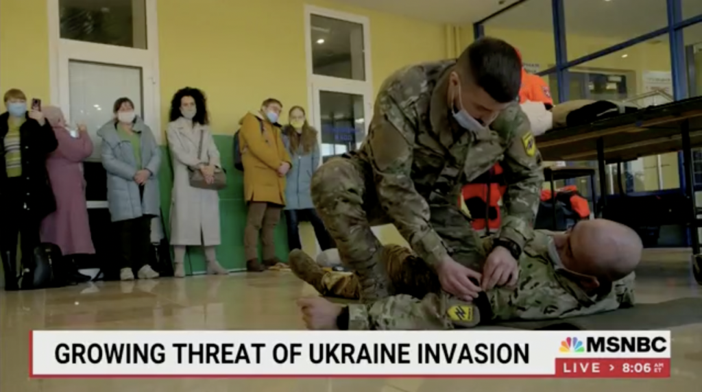 Laporan MSNBC tentang konflik antara Rusia dan Ukraina menunjukkan kelompok bersenjata neo-Nazi Ukraina melatih warga sipil