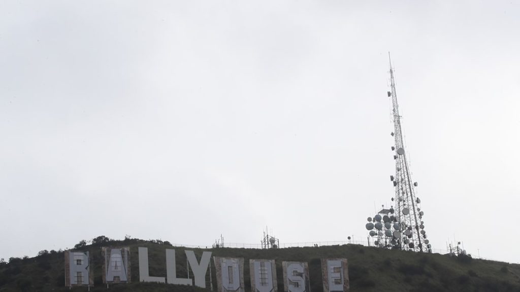 Tanda Hollywood berubah menjadi 'RAMS HOUSE' dalam Kecepatan yang Sangat Lambat