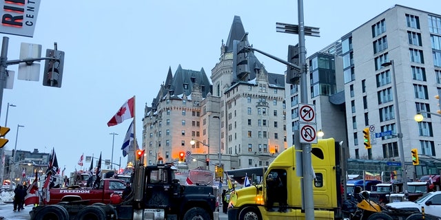 Truk memblokir jalan di pusat kota Ottawa.