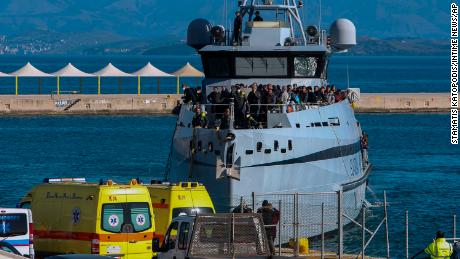 Kapal inspeksi bea cukai Italia Monte Speroni telah tiba di Corfu, membawa penumpang yang dievakuasi dari feri.