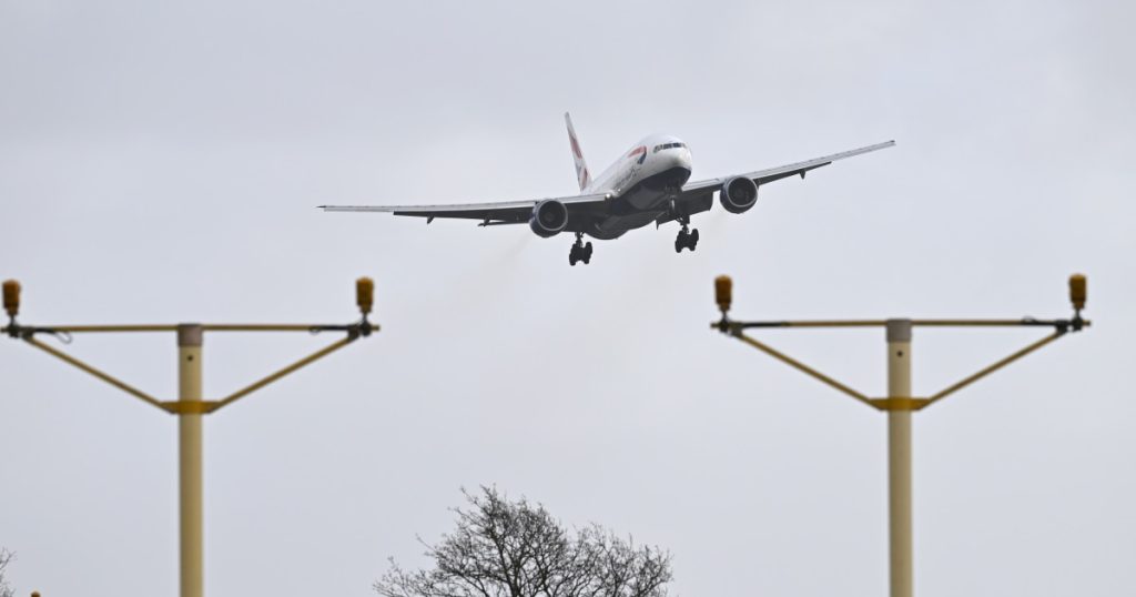 Siaran langsung jet yang mendarat di Heathrow saat badai ditonton oleh ribuan orang