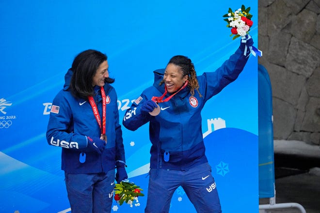 Ilana Myers Taylor dan Sylvia Hoffman merayakan setelah memenangkan medali perunggu di gerobak luncur untuk dua selama Olimpiade Beijing di Yanqing Ski Center.