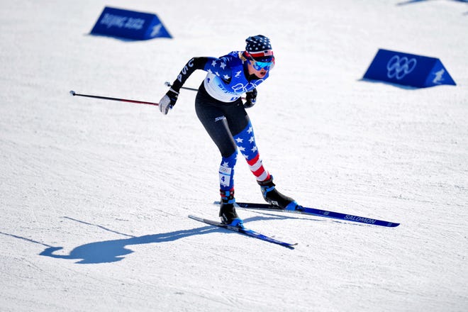 Jesse Diggins mencapai tempat dalam gaya bebas ski lintas alam 30 km putri di Zhangjiakou Cross Country Center.