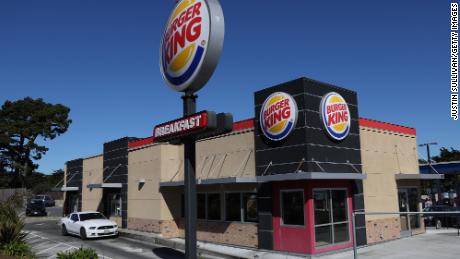 Restoran seperti Burger King berinvestasi di lebih banyak mobil. 
