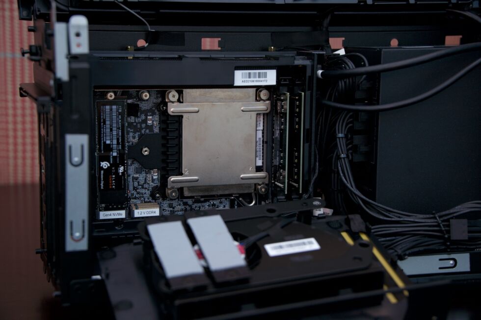 NUC 12 Extreme menggunakan CPU desktop, yang seharusnya menyediakan jalur peningkatan yang lebih baik daripada versi sistem sebelumnya.