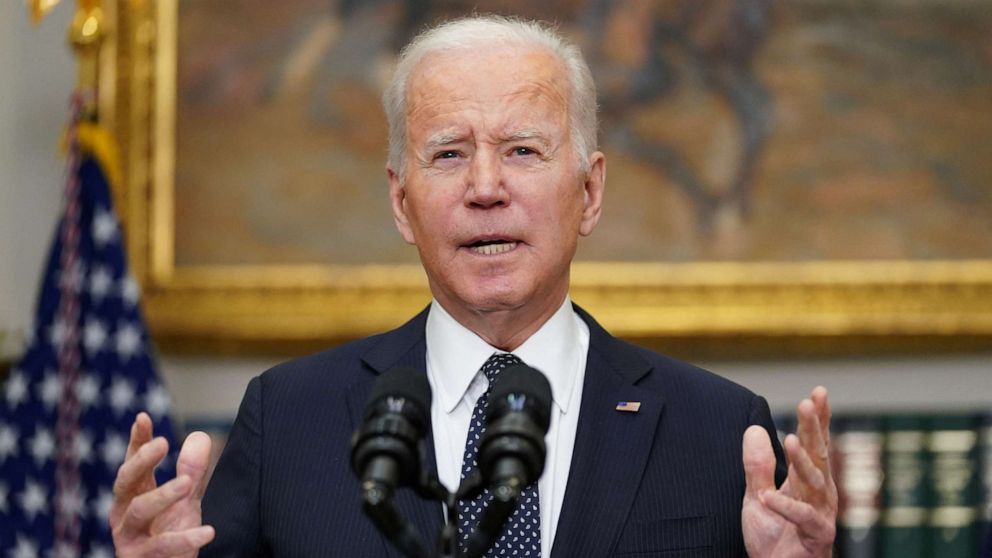 Biden menanggapi dengan sanksi terbatas setelah Putin mengakui wilayah Ukraina yang memisahkan diri