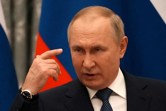 Presiden Rusia Vladimir Putin menyampaikan pidato pada konferensi pers di Moskow.