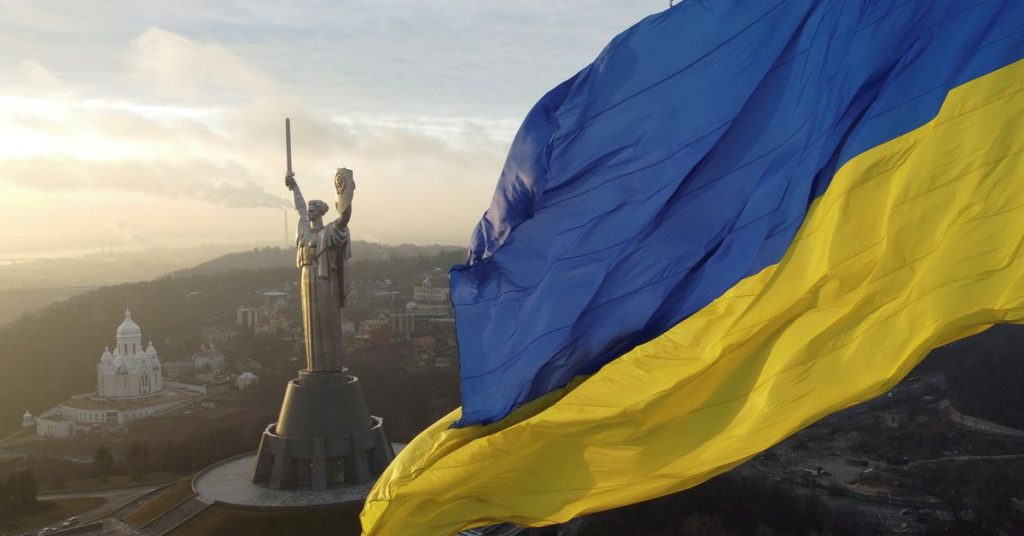'Kami tidak takut pada siapa pun' Ukraina mengibarkan bendera untuk menentang ketakutan akan invasi Rusia