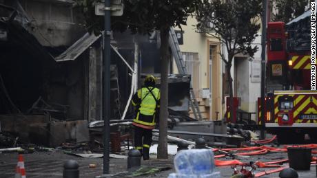 Seorang petugas pemadam kebakaran berdiri di dekat puing-puing dan membakar rumah-rumah setelah ledakan di Saint-Laurent-de-la-Salanque, pada 14 Februari 2022. 