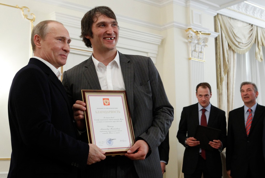 Alex Ovechkin (kanan) memiliki hubungan yang panjang dengan Vladimir Putin (kiri). 