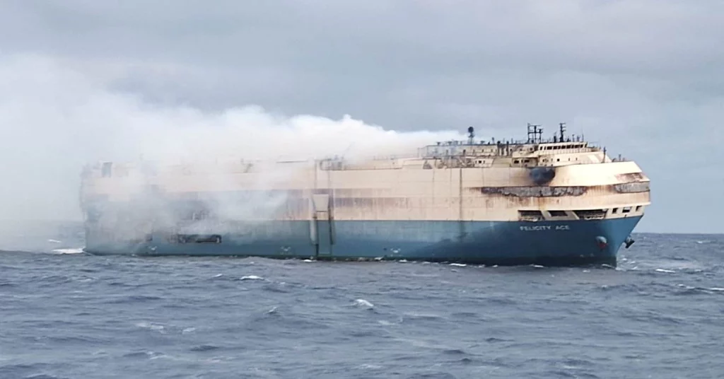 Petugas pemadam kebakaran berjuang untuk memadamkan api di kapal motor mewah di Azores