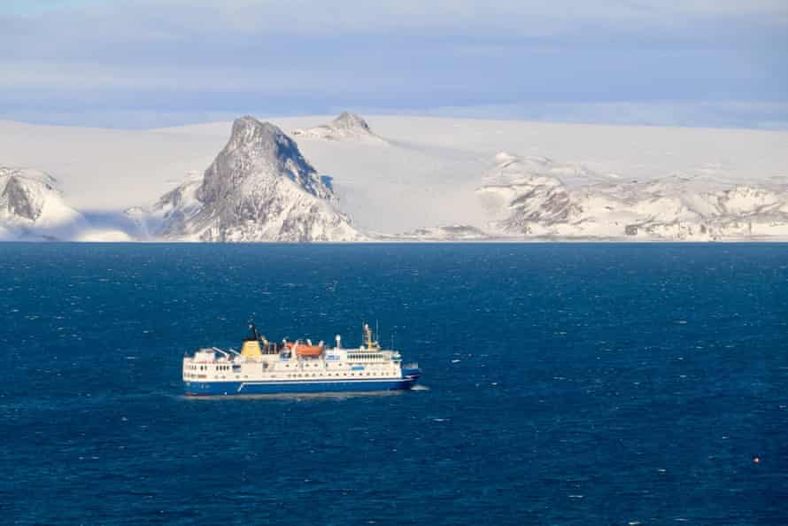 Perahu di lepas pantai Antartika