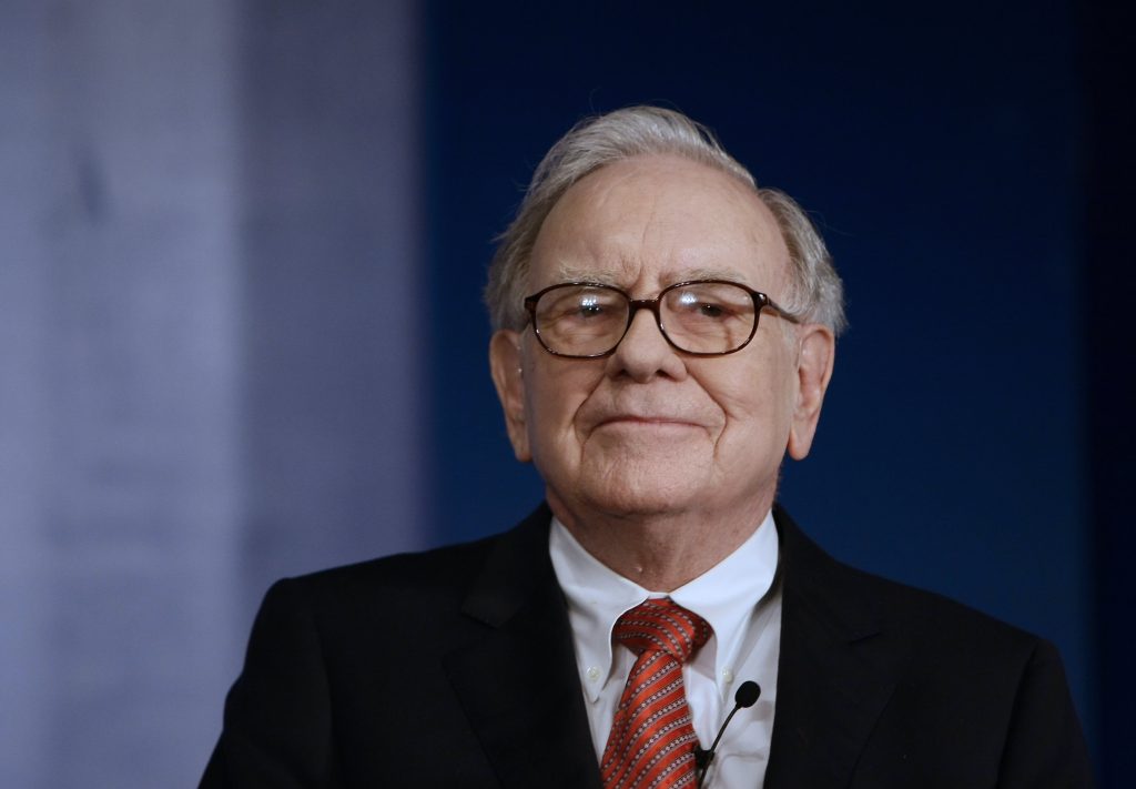Warren Buffett dalam pidato tahunannya menggambarkan Apple sebagai salah satu dari "Empat Raksasa" yang mendorong nilai konglomerat