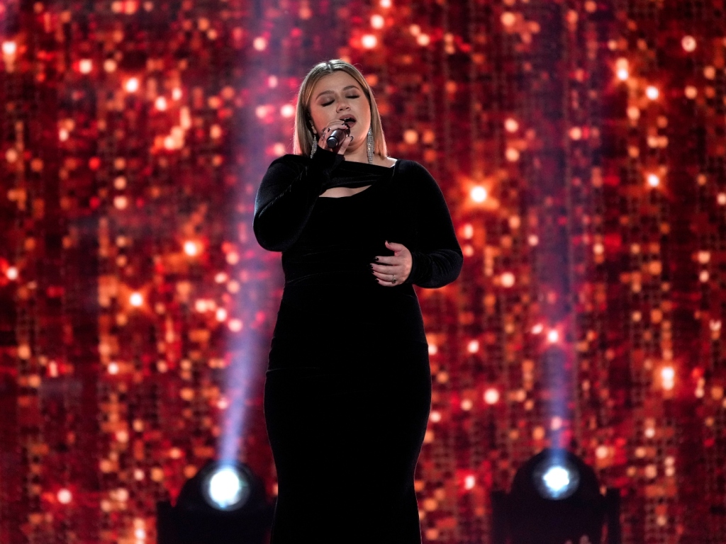 Kelly Clarkson tampil emosional di ACM Awards 2022 - SheKnows