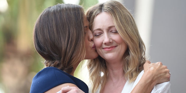 Jennifer Garner, kiri, mencium sesama aktris Judy Greer saat Garner menerima bintang di Hollywood 0 Walk of Fame, 20 Agustus 2018, di Hollywood, California.