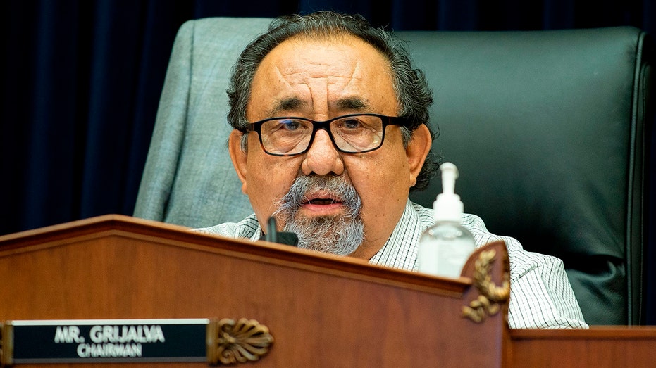 Ketua Komite Sumber Daya Alam DPR Raul Grijalva, dari Arizona, menyampaikan pernyataan penutup selama sidang Komite Sumber Daya Alam DPR di Capitol Hill di Washington, D.C., pada 29 Juni 2020 (Foto oleh Bonnie Cash/Paul/AFP via Getty Images))