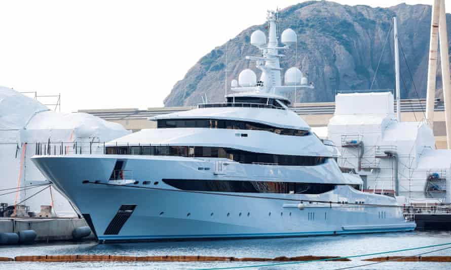 Kapal pesiar mewah Amore Vero, dikatakan dimiliki oleh kepala Rosneft, di pelabuhan La Ciotat dekat Marseille.
