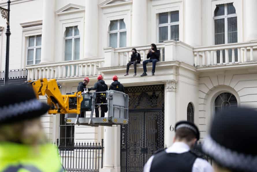 Para pengunjuk rasa baru-baru ini mengambil alih rumah milik Oleg Deripaska senilai £25 juta.