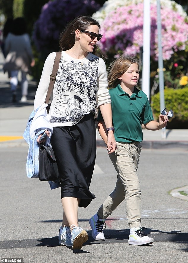Ibu polka dot: Jennifer mengenakan T-shirt grafis dengan rok hitam, menambahkan sepatu kets