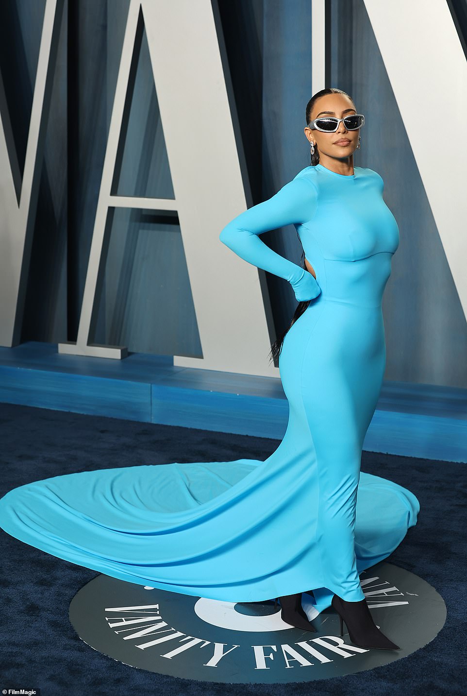 Menakjubkan dengan warna biru!  Kim Kardashian menempatkan lekuk tubuhnya yang ikonik di depan dan di tengah saat ia berbaur dengan bangsawan Hollywood di Pesta Oscar Vanity Fair 2022.