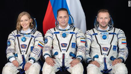 Awak Rusia membungkus film perintis di luar angkasa dan kembali dengan selamat ke Bumi