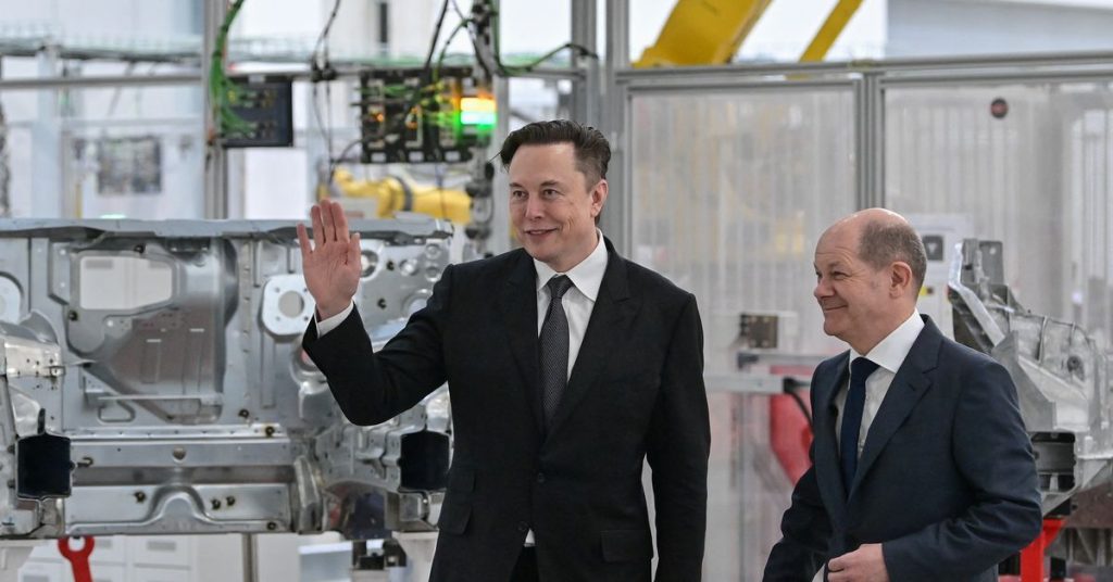 Dancing Musk memberikan kepada pengemudi Teslas pertama dari gigfactory baru di Jerman