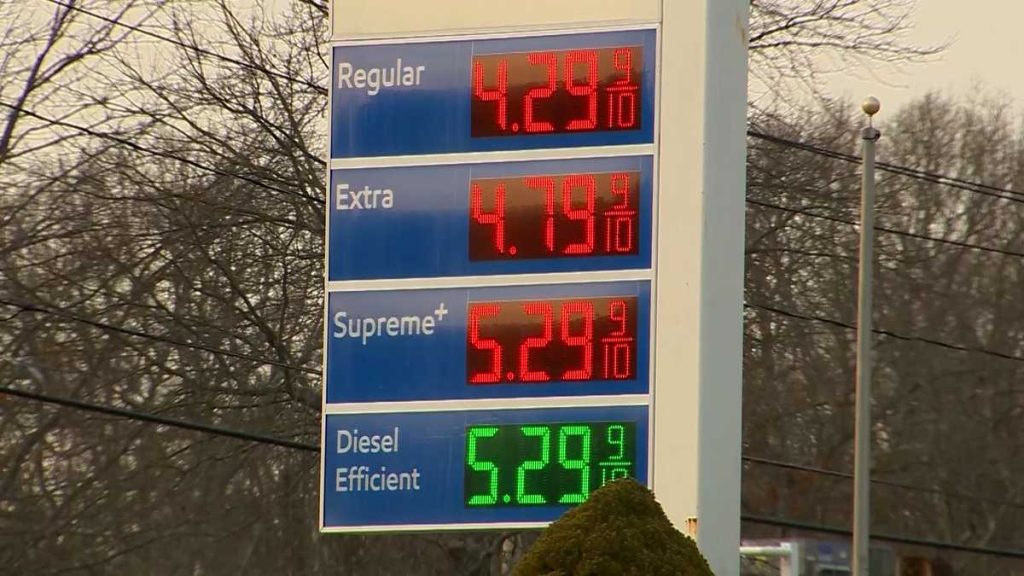 Harga gas rata-rata per blok naik di atas $4 per galon, kata AAA