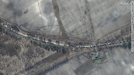 Gambar satelit dari Maxar Technologies menunjukkan konvoi pada 28 Februari. 