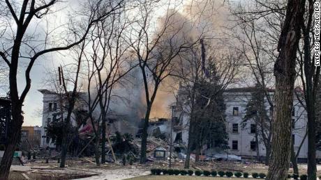 Pihak berwenang Ukraina mengatakan 300 orang tewas dalam serangan udara Rusia di teater Mariupol