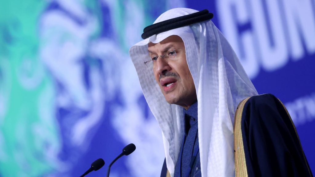 Menteri energi Saudi mengatakan OPEC akan mengeluarkan politik dari keputusan minyak