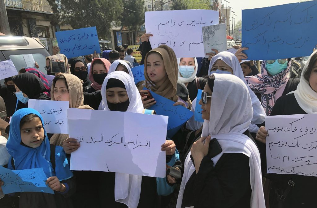 Pejabat: Taliban melarang wanita tanpa pendamping dari penerbangan