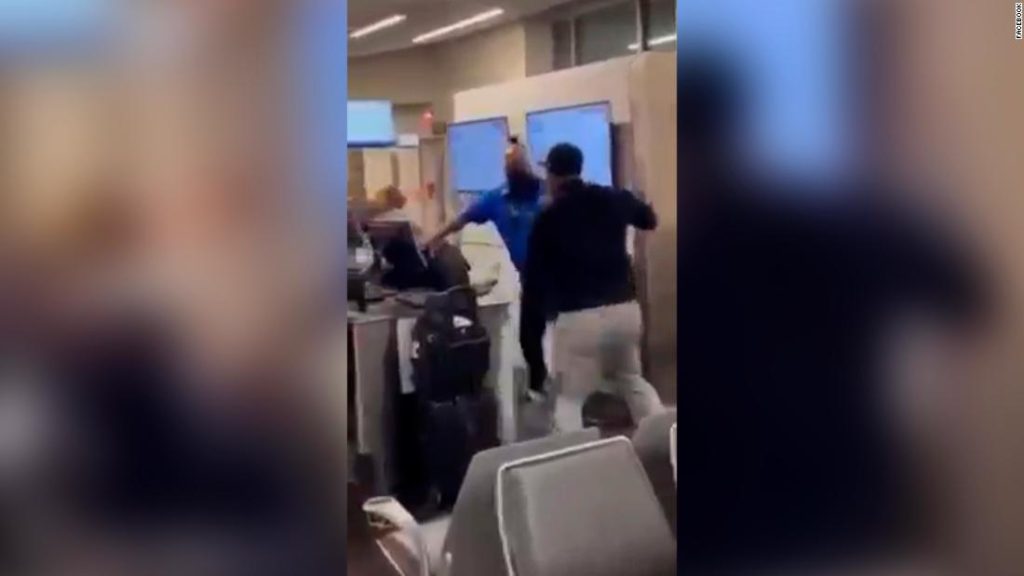 Polisi mengatakan seorang pria meninju seorang karyawan Southwest di bandara Atlanta