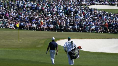 Woods berjalan ke green kedua selama putaran latihan untuk Kejuaraan Golf Masters pada hari Senin, 4 April 2022 di Augusta.