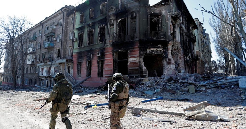 Ukraina mengatakan puluhan ribu telah tewas di Mariupol dan menuduh Rusia melakukan pelanggaran