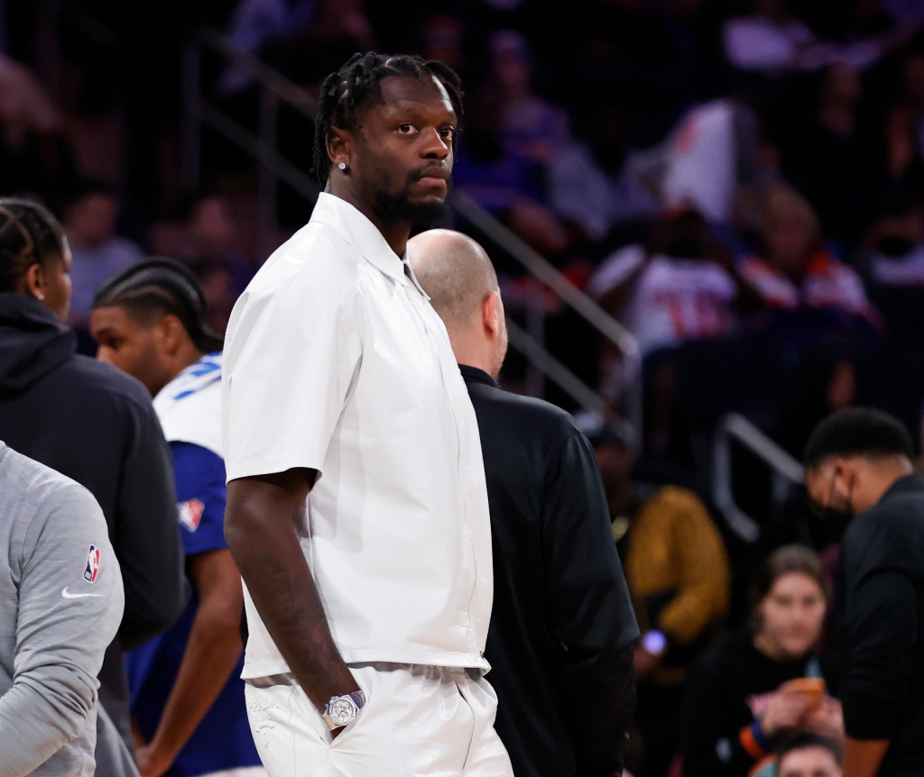 Julius Randle berdiri di atas lapangan saat Knicks menang di final musim atas Raptors. 