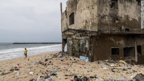 Ketika negara-negara berdebat tentang siapa yang harus membayar krisis iklim, sebuah komunitas di pulau Lagos ditelan oleh laut 