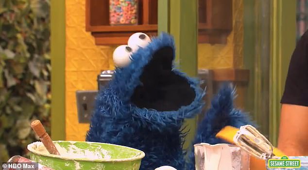 Cookie Monster sesuai dengan namanya, melahap kue dalam waktu singkat