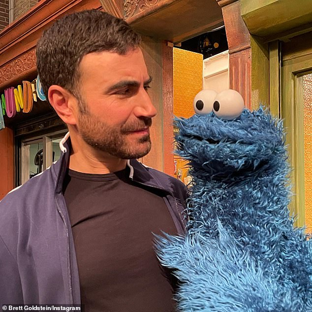 Aktor pemenang Emmy Award itu terlihat berpose dengan Cookie Monster di media sosial