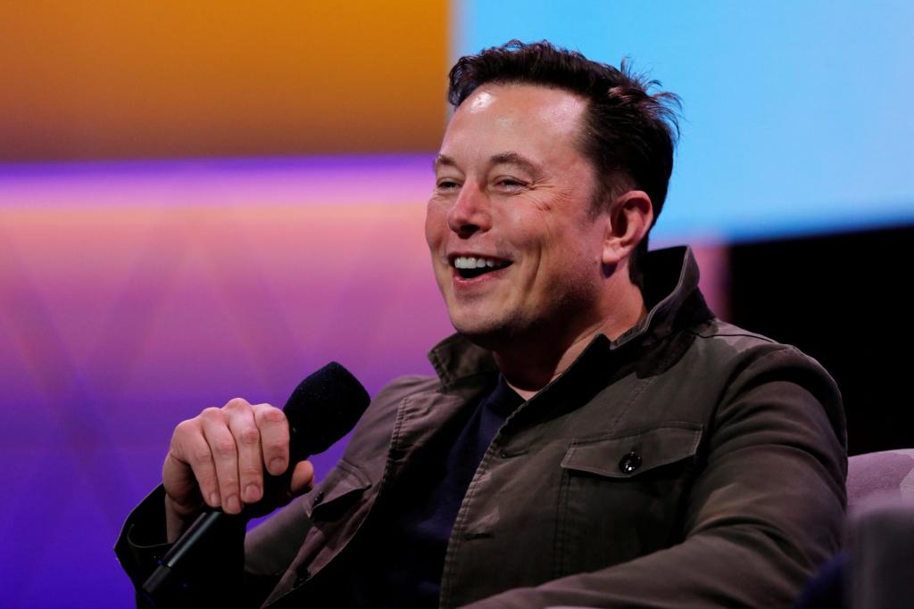 Elon Musk mengatakan dia tidur di kamar tidur tambahan teman-temannya