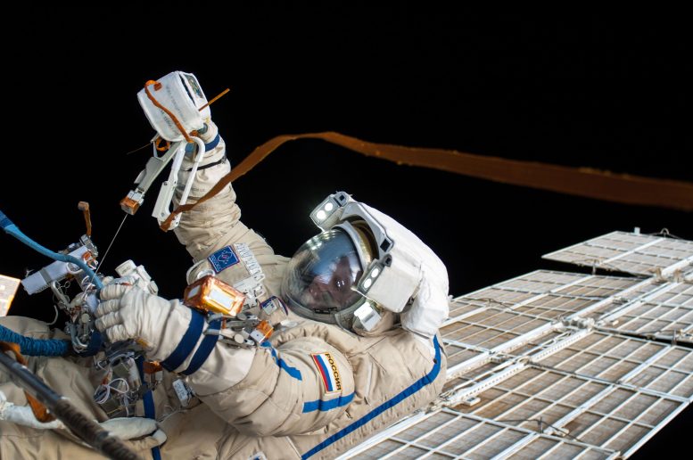 Kosmonot Rusia Oleg Artemyev di Stasiun Luar Angkasa Internasional
