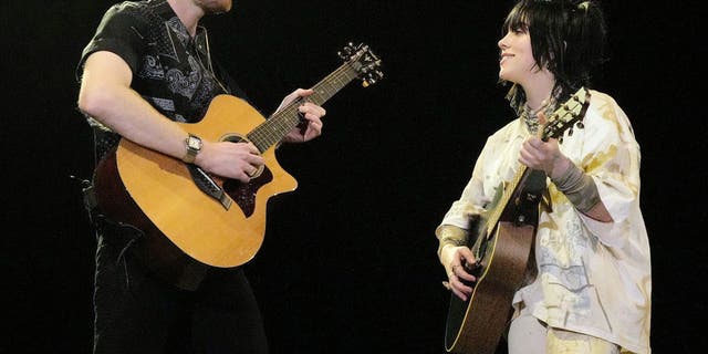 Finneas dan Billie Eilish tampil di atas panggung di Teater Coachella selama Festival Musik dan Seni Coachella Valley 2022 pada bulan April.