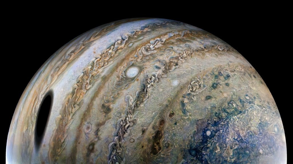 Ganymede membuat bayangan besar melintasi Jupiter dalam gambar baru yang menakjubkan dari pesawat ruang angkasa Juno NASA