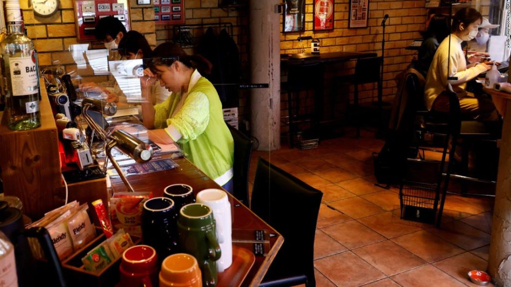 Kopi, teh, dan gerutuan di kafe Jepang untuk memerangi penundaan