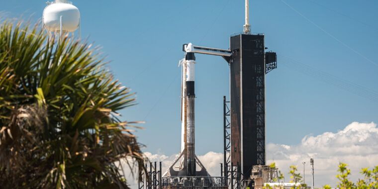 SpaceX berputar cepat dari pendaratan naga ke peluncuran lain dalam 39 jam