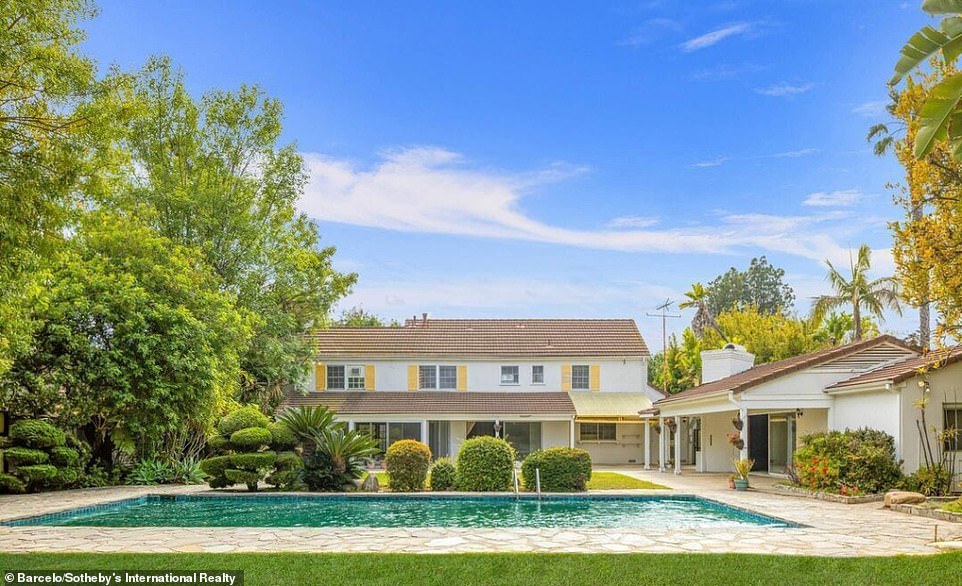 Layak: Properti aktris kemungkinan memasarkan rumah itu sebagai rumah yang dihancurkan karena sifat permintaan properti di bagian Los Angeles ini hampir menjamin penjualan akhir yang tinggi