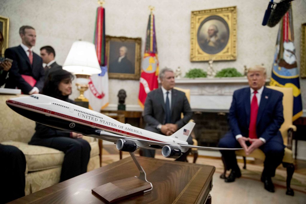 CEO Boeing mengatakan perusahaan seharusnya tidak menyetujui kesepakatan Trump dengan Air Force One