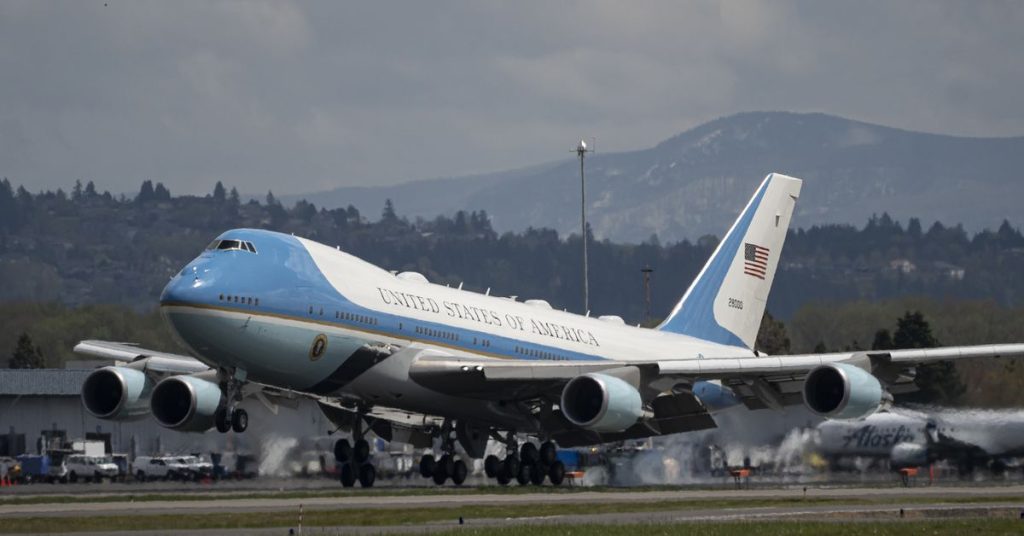 CEO Boeing menyebut kesepakatan Air Force One Trump sebagai risiko 'mungkin seharusnya tidak diambil'