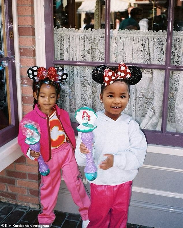 PALSU: Khloe Kardashian terpaksa mengakui bahwa True difoto dalam foto Disneyland 2021 dengan sepupunya Chicago