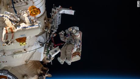 Kosmonot Rusia Denis Matveyev dan Oleg Artemyev bekerja di luar bagian stasiun Rusia selama enam jam dan 37 menit pada 18 April.  Artemyev muncul, dikenali dari garis-garis merahnya dalam pakaian luar angkasa.